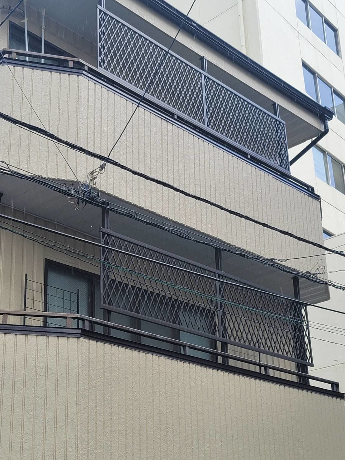 ベランダ転落防止冊設置 | 名古屋市中川区のエクステリア工事ならイズ美