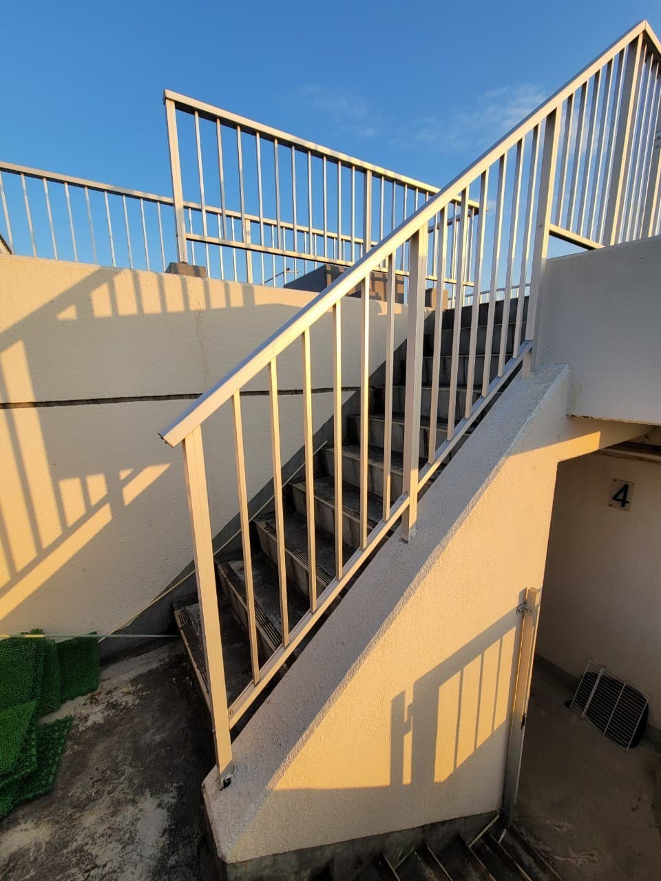 屋上階段手すり設置 | 名古屋市中川区のエクステリア工事ならイズ美