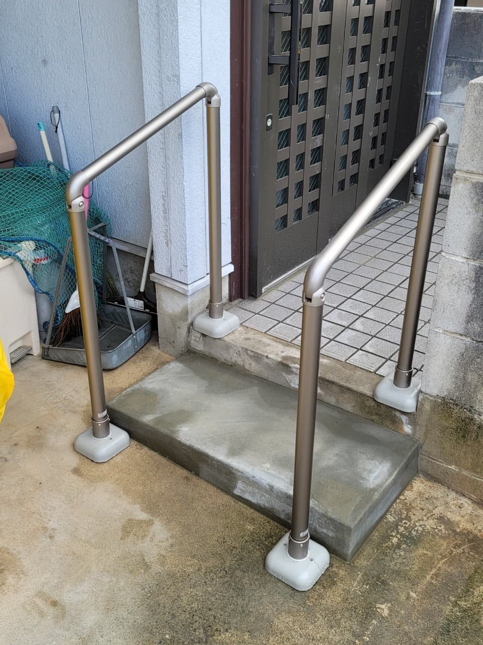 玄関手すり設置 | 名古屋市中川区のエクステリア工事ならイズ美