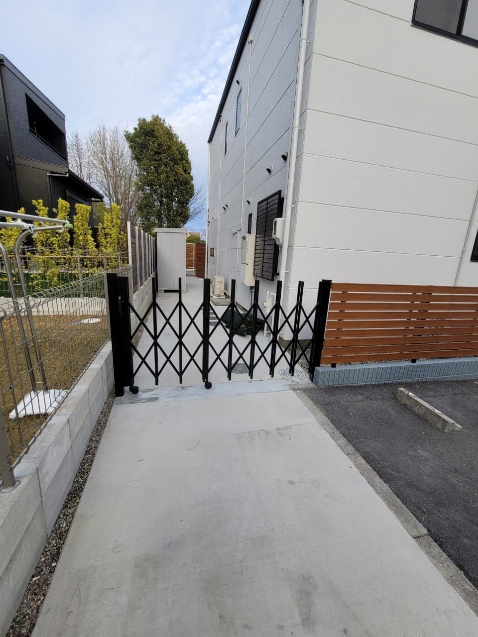 アコーディオンゲート設置 | 名古屋市中川区のエクステリア工事ならイズ美